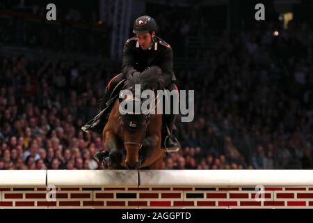 LONDON, ENGLAND - 18. Dezember Emanuele Gaudiano löscht mit Contento während des Cayenne Puissance Event an der International Horse Show in Olympia, London am Mittwoch, den 18. Dezember 2019. (Credit: Jon Bromley | MI Nachrichten) Stockfoto