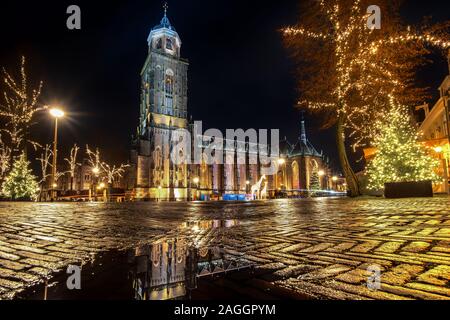 Luftaufnahme des Niederländischen mittelalterlichen Stadt Deventer in den Niederlanden mit der Hauptkirche und Fassaden der historischen Häuser Stockfoto