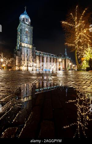 Luftaufnahme des Niederländischen mittelalterlichen Stadt Deventer in den Niederlanden mit der Hauptkirche und Fassaden der historischen Häuser Stockfoto