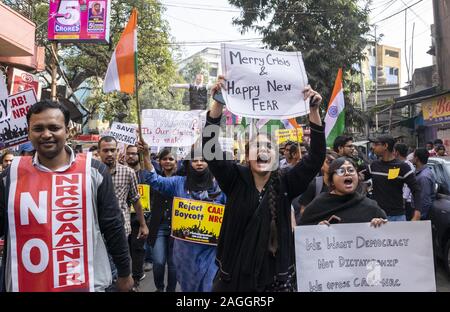 Dezember 19, 2019, Kolkata, West Bengal, Indien: Die Menschen protestieren gegen CAA (Staatsbürgerschaft Amendment Act) und NRC (National Register der Bürger) auf der Straße in Kolkata, West Bengal ... eine massive Demonstration gegen CAA und NRC, die von vielen Studenten, Intellektuellen und viele weitere Völker Indiens von vielen Staaten am 19. Dezember. Die Regierung auferlegt das Gesetz verhindert, dass Versammlungen von vier oder mehr Leute als 144 bekannte in Uttarpradesh und nach Presseberichten in Teilen von New Delhi. Ausgangssperren remian in einigen Bereichen. Internet, mobile Kommunikationsdienste s worden Stockfoto