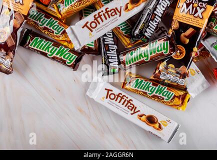 New York, NY 19. Dez. 2019: Close-up Bündel von Schokoladenriegeln Incorporated hergestellt Toffifee, Milchstraße, Raffael, Snickers, Twix, Mars, hersheys Stockfoto