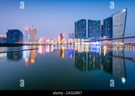Macau, China Stadtbild in der Dämmerung auf Nam Van See. Stockfoto
