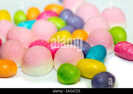 Hintergrund bunte Süßigkeiten close-up. Eine Menge helle Candy Stockfoto