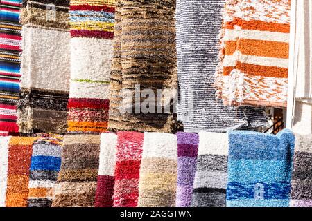 Capileira, La Alpujarra, Alpujarras, Granada, Andalusien, Spanien. Lokal wolle Design und Farbe Textur auf Verkauf im Dorf gemacht. Stockfoto