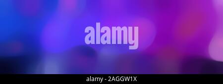 Glatte, ebene Hintergrund mit blau violett, dunkel Orchidee und sehr dunkles blau Farben und Platz für Text oder Bild. Stockfoto