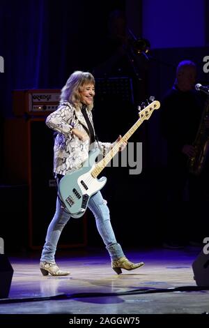 SUZI QUATRO & Band live im Kulturpalast Dresden. Dresden, 18.12.2019 Stockfoto