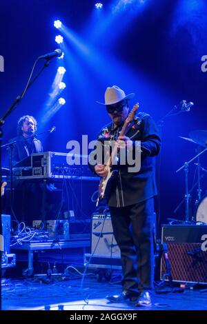 Scott Sharrard, Kid Ramos, Paul Nelson, Stef Pagia zusammen auf der Bühne beim Flirten der Blues Stockfoto