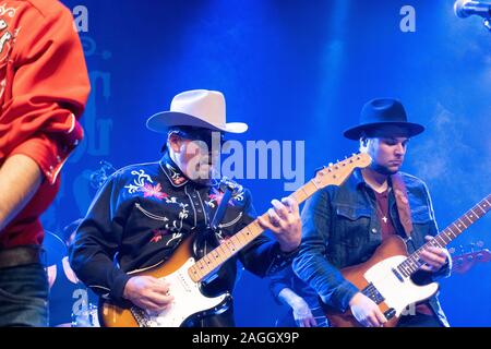 Scott Sharrard, Kid Ramos, Paul Nelson, Stef Pagia zusammen auf der Bühne beim Flirten der Blues Stockfoto