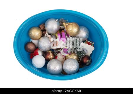 Weihnachten Spielzeug in einem Becken auf weißem Hintergrund Stockfoto