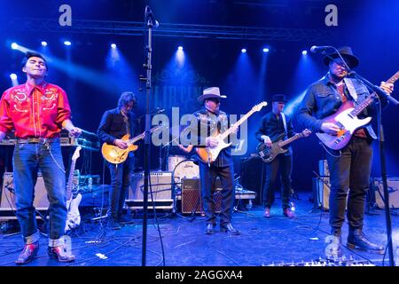 Scott Sharrard, Kid Ramos, Paul Nelson, Stef Pagia zusammen auf der Bühne beim Flirten der Blues Stockfoto