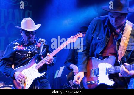 Scott Sharrard, Kid Ramos, Paul Nelson, Stef Pagia zusammen auf der Bühne beim Flirten der Blues Stockfoto