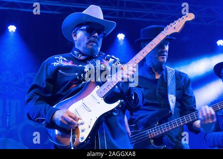 Scott Sharrard, Kid Ramos, Paul Nelson, Stef Pagia zusammen auf der Bühne beim Flirten der Blues Stockfoto