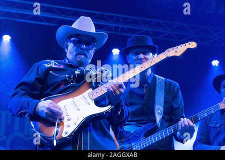 Scott Sharrard, Kid Ramos, Paul Nelson, Stef Pagia zusammen auf der Bühne beim Flirten der Blues Stockfoto