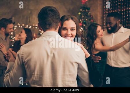 Rückseite Nahaufnahme Foto von reizenden Dame tanzen mit Ihren Liebsten in der Weihnachtsnacht x-mas Party Treffen mit ihren Stipendiaten haben formale Abnutzung im Haus Stockfoto