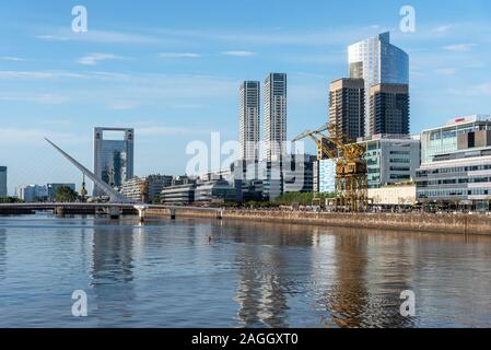 November 3, 2019: Hafenviertel Puerto Madero Richtung Puente de La Mujer Fußgängerbrücke auf der Suche. Buenos Aires, Argentinien Stockfoto