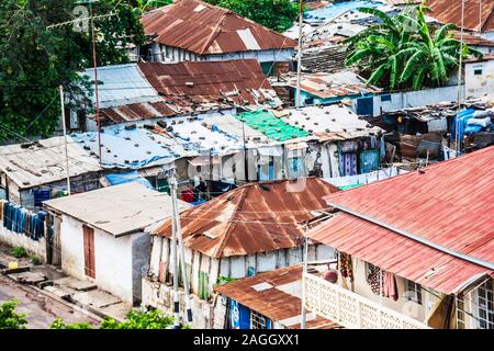 Blick über die Dächer in Banjul, der Hauptstadt von Gambia, Westafrika. Stockfoto