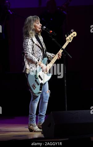 SUZI QUATRO & Band live im Kulturpalast Dresden. Dresden, 18.12.2019 Stockfoto