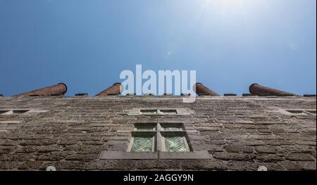 Guimaraes, Portugal - 10. Mai 2018: die architektonischen Details des Palastes der Herzöge von Braganza neben dem Schloss von Guimaraes, dass Touristen den Besuch auf Stockfoto