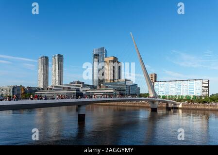 November 3, 2019: Hafenviertel Puerto Madero Richtung Puente de La Mujer Fußgängerbrücke auf der Suche. Buenos Aires, Argentinien Stockfoto