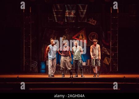 Padua, Italien. 12 Nov, 2019. Stomp während Stomp im Gran Teatro Geox in Padua, Italien, 12. November 2019 Credit: Unabhängige Fotoagentur/Alamy leben Nachrichten Stockfoto