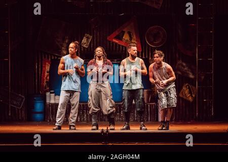 Padua, Italien. 12 Nov, 2019. Stomp während Stomp im Gran Teatro Geox in Padua, Italien, 12. November 2019 Credit: Unabhängige Fotoagentur/Alamy leben Nachrichten Stockfoto