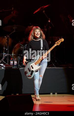 SUZI QUATRO & Band live im Kulturpalast Dresden. Dresden, 18.12.2019 Stockfoto