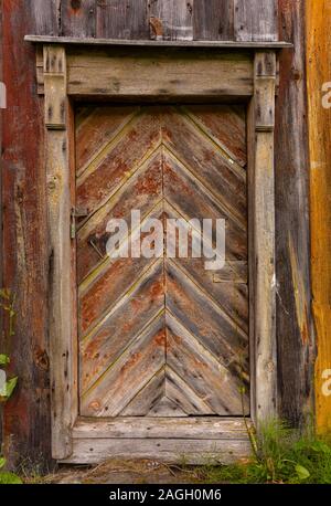 STRAUMSBUKTA, INSEL KVALØYA, Troms County, NORWEGEN - Details der Holztür am historischen Museum Dorf Straumen Gård. Stockfoto