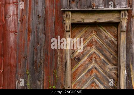 STRAUMSBUKTA, INSEL KVALØYA, Troms County, NORWEGEN - Details der Holztür am historischen Museum Dorf Straumen Gård. Stockfoto