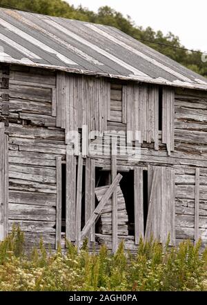 STRAUMSBUKTA, INSEL KVALØYA, Troms County, Norwegen - Alte hölzerne Gebäude am historischen Museum Dorf Straumen Gård. Stockfoto