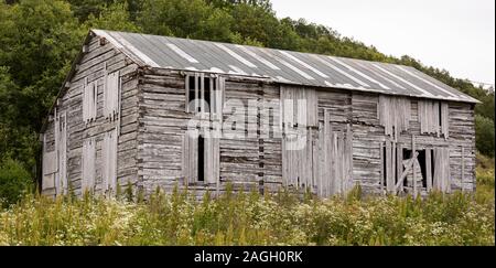 STRAUMSBUKTA, INSEL KVALØYA, Troms County, Norwegen - Alte hölzerne Gebäude am historischen Museum Dorf Straumen Gård. Stockfoto