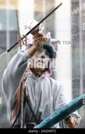 Tokio, Japan. 19 Dez, 2019. Ein Glasreiniger gekleidet wie eine Maus die Fenster des Hotels Ryumeikan Tokyo Wischtücher. Das ist eine jährliche Veranstaltung, bei der Fensterputzer als Chinesisches Tierzeichen Tiere aus der Gegenwart und der kommenden Jahr zum Jahresende und Neujahr zu fördern Kleid. 2019 ist das Jahr der Wildschweine, und 2020 wird das Jahr der Ratte. Credit: Rodrigo Reyes Marin/ZUMA Draht/Alamy leben Nachrichten Stockfoto