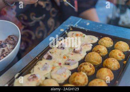 Kochen Japanisch Octopus Bälle takoyaki auf heiße Pfanne Stockfoto