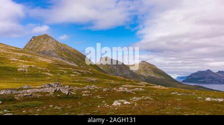 REKVIK, INSEL KVALØYA, Troms County, NORWEGEN - Landschaft bei Brosmetinden Berg. Stockfoto