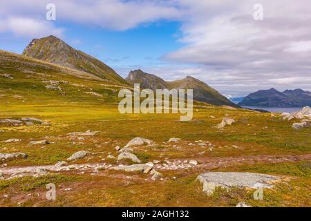 REKVIK, INSEL KVALØYA, Troms County, NORWEGEN - Landschaft bei Brosmetinden Berg. Stockfoto