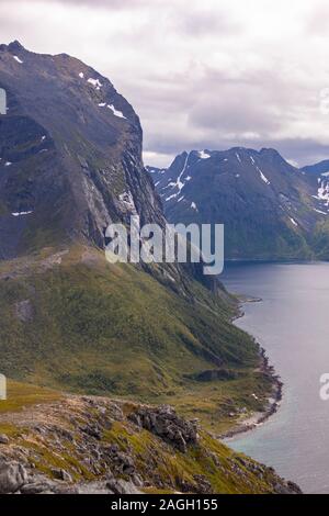 REKVIK, INSEL KVALØYA, Troms County, NORWEGEN - Landschaft bei Brosmetinden Berg. Stockfoto