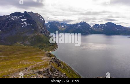 REKVIK, INSEL KVALØYA, Troms County, NORWEGEN - Landschaft bei Brosmetinden Berg. Stockfoto