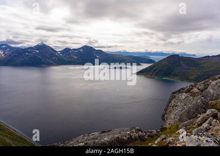 REKVIK, INSEL KVALØYA, Troms County, NORWEGEN - Landschaft bei Brosmetinden Berg. Stockfoto