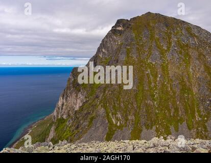 REKVIK, INSEL KVALØYA, Troms County, NORWEGEN - Landschaft bei Brosmetinden Berg. Stockfoto