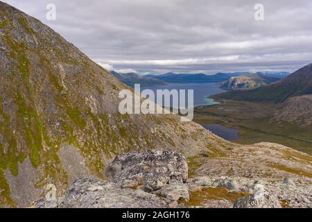 REKVIK, INSEL KVALØYA, Troms County, NORWEGEN - Landschaft bei Brosmetinden Berg. Stockfoto