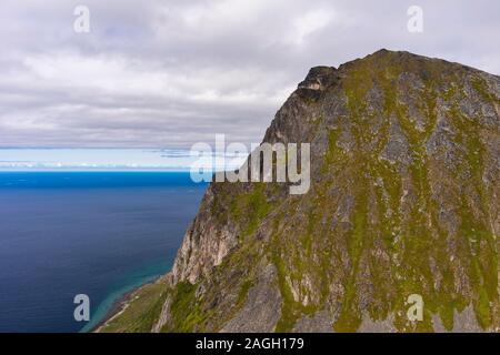 REKVIK, INSEL KVALØYA, Troms County, NORWEGEN - Landschaft bei Brosmetinden Berg. Stockfoto