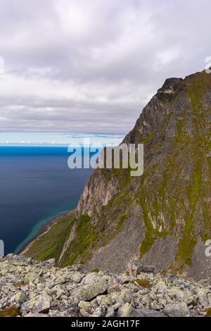 REKVIK, INSEL KVALØYA, Troms County, NORWEGEN - Landschaft bei Brosmetinden Berg. Stockfoto