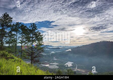 Bewölkten Himmel über die Berge und das Tal in den frühen Morgenstunden Stockfoto