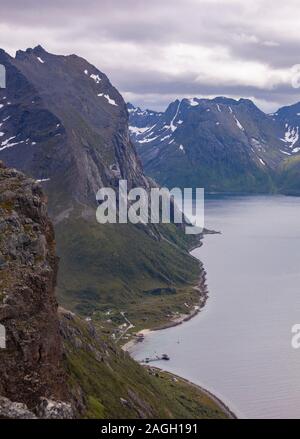 REKVIK, INSEL KVALØYA, Troms County, NORWEGEN - Landschaft bei Brosmetinden Berg. Stockfoto