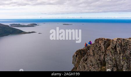 REKVIK, INSEL KVALØYA, Troms County, NORWEGEN - Wanderer Blick Meer von Brosmetinden Berg. Stockfoto