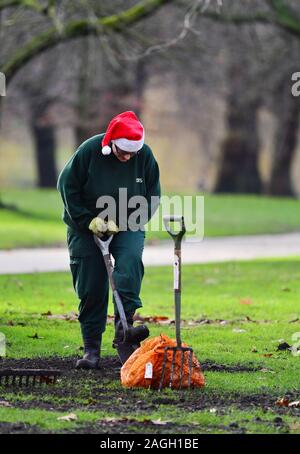 St James's Park, London, UK. Dezember 2019 19. Gärtner bereiten Boden für Frühling Birnen im Königlichen Park in London. Credit: Malcolm Park/Alamy. Stockfoto