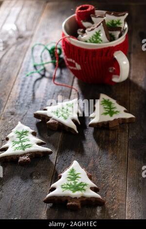 Hausgemachte Lebkuchen cookies auf dem Weihnachtsbaum. Gesunde Ernährung und Süßigkeiten. Vintage Style Stockfoto