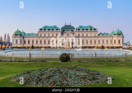 Weihnachtsbeleuchtung, Oberes Belvedere, Wien, Österreich Stockfoto