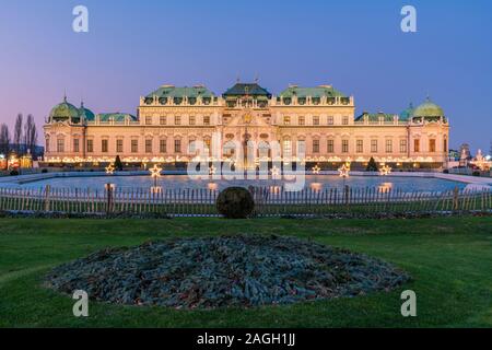 Weihnachtsbeleuchtung, Oberes Belvedere, Wien, Österreich Stockfoto