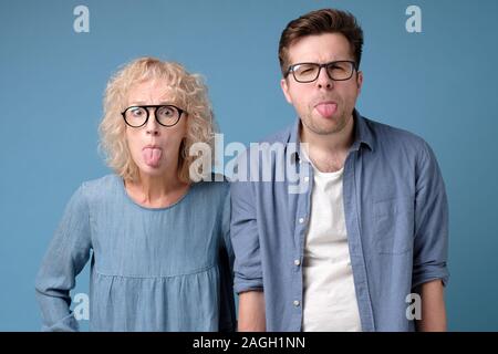 Funky witzigen Comic fröhlicher Kerl und Lady stick Zunge heraus bilden aufgeregt. Stockfoto
