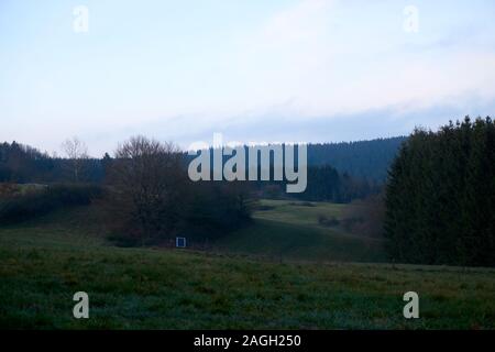 Landschaft der Eifel Deutschland mit Nebel am Abend. Stockfoto